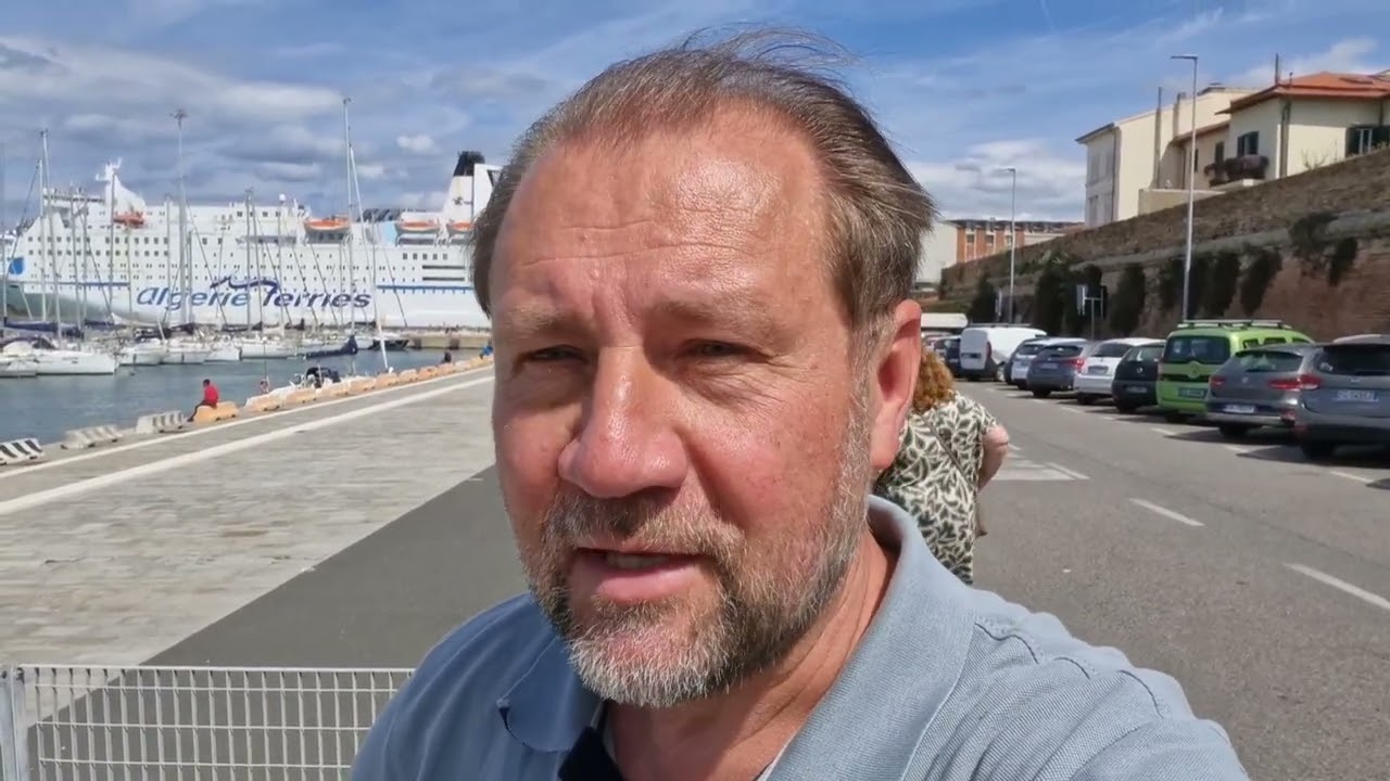 Путешествие по Италии, город Ливорно, военный парад, памятник Quattro Mori