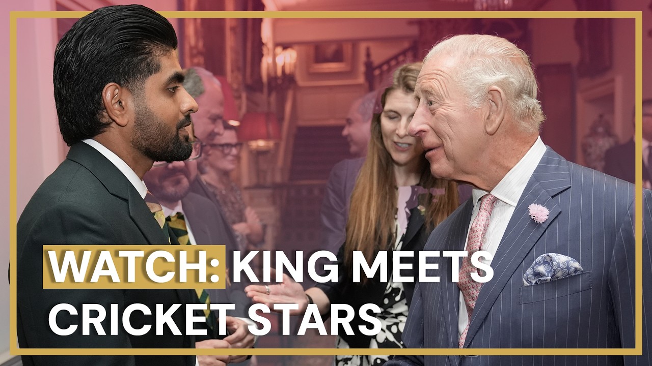 WATCH: The King Meets Pakistani Cricket Team