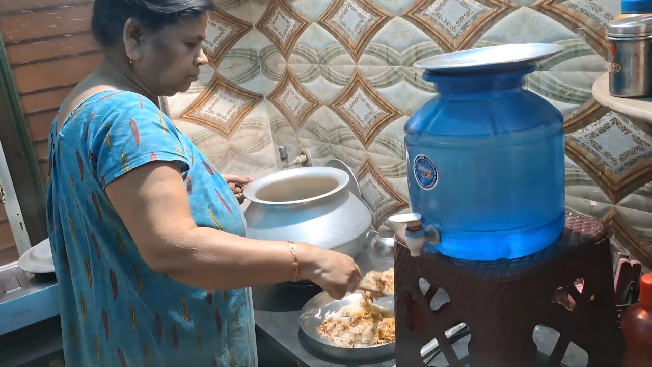 মা আমাদের জন্য বিরিয়ানি বানালো || chicken Biryani 😍