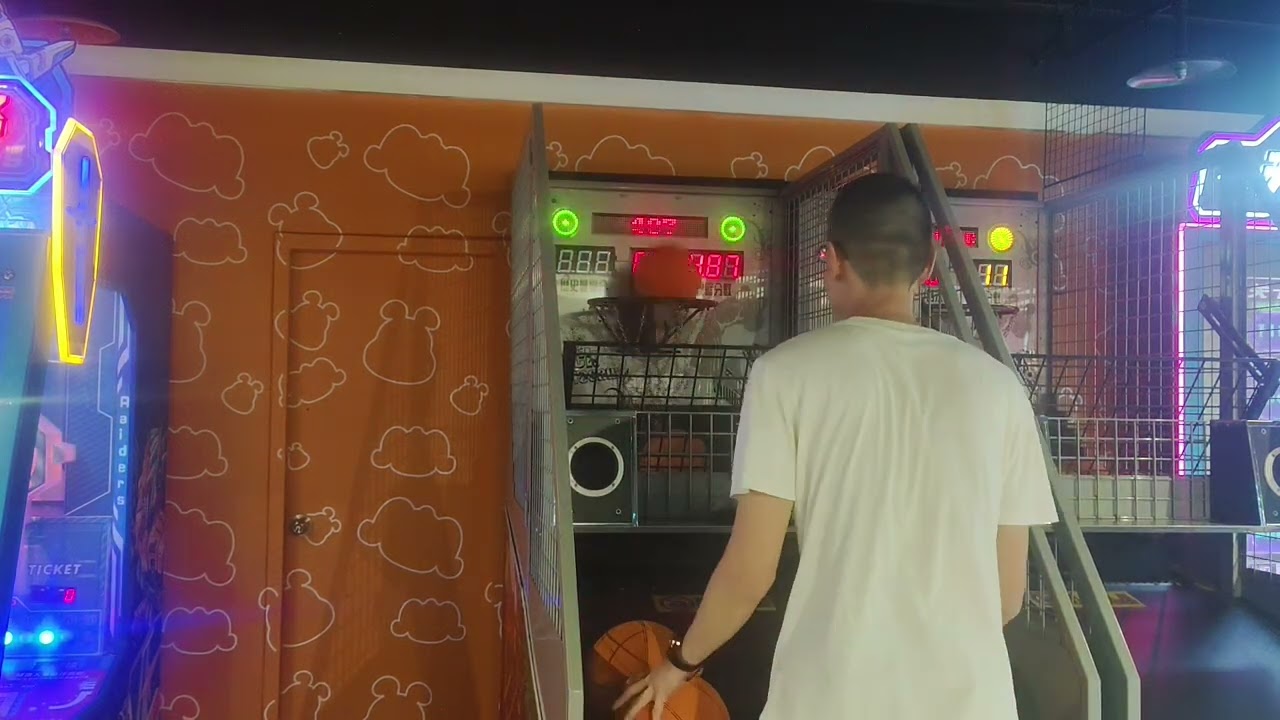 20260210@卡通尼樂園明曜店搖滾投籃機 @alexfu12366顆🏀差點800分程度