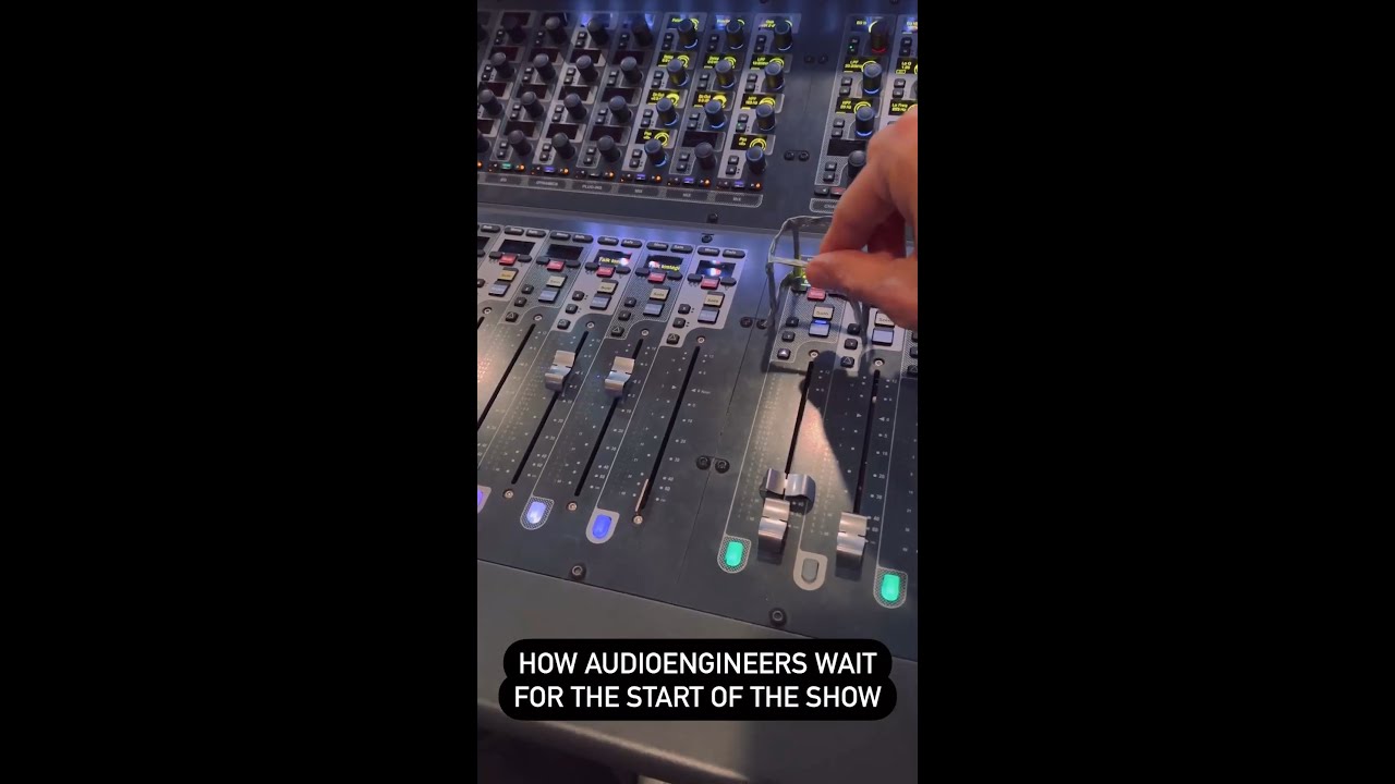 🎚️ Jak realizatorzy dźwięku czekają na rozpoczęcie programu 📷 Gabor Terjek