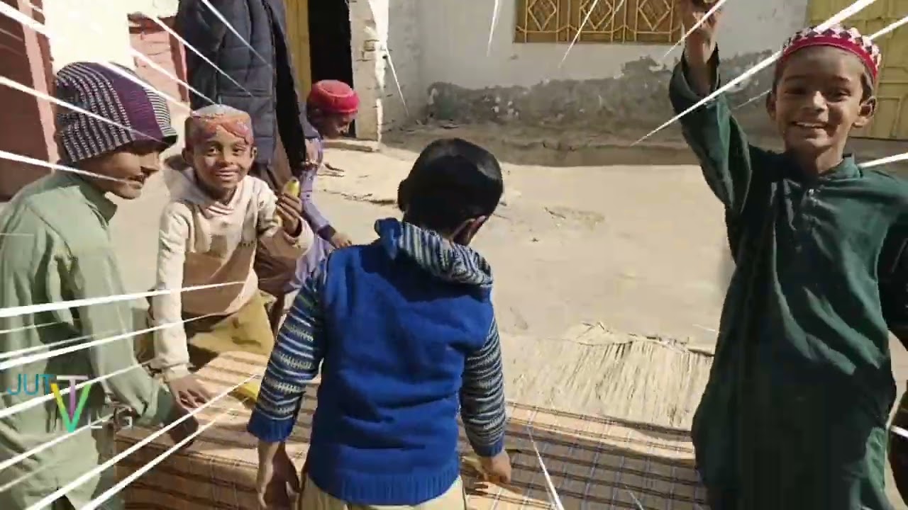 دوستوں کا انوکھا چیلنج 😲🍌#بغیر ہاتھ لگائے کیلا کھانے کا مقابلہ 🍌😂#Most Funny Eating Challenge