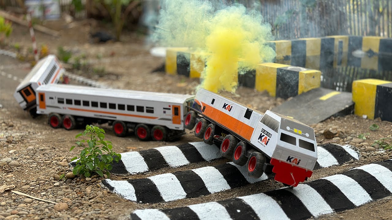 Membuat dan Merakit Kereta Api Kobong Panjang Mengeluarkan Asap Hijau - Mainan Kereta Api Kayu Besar