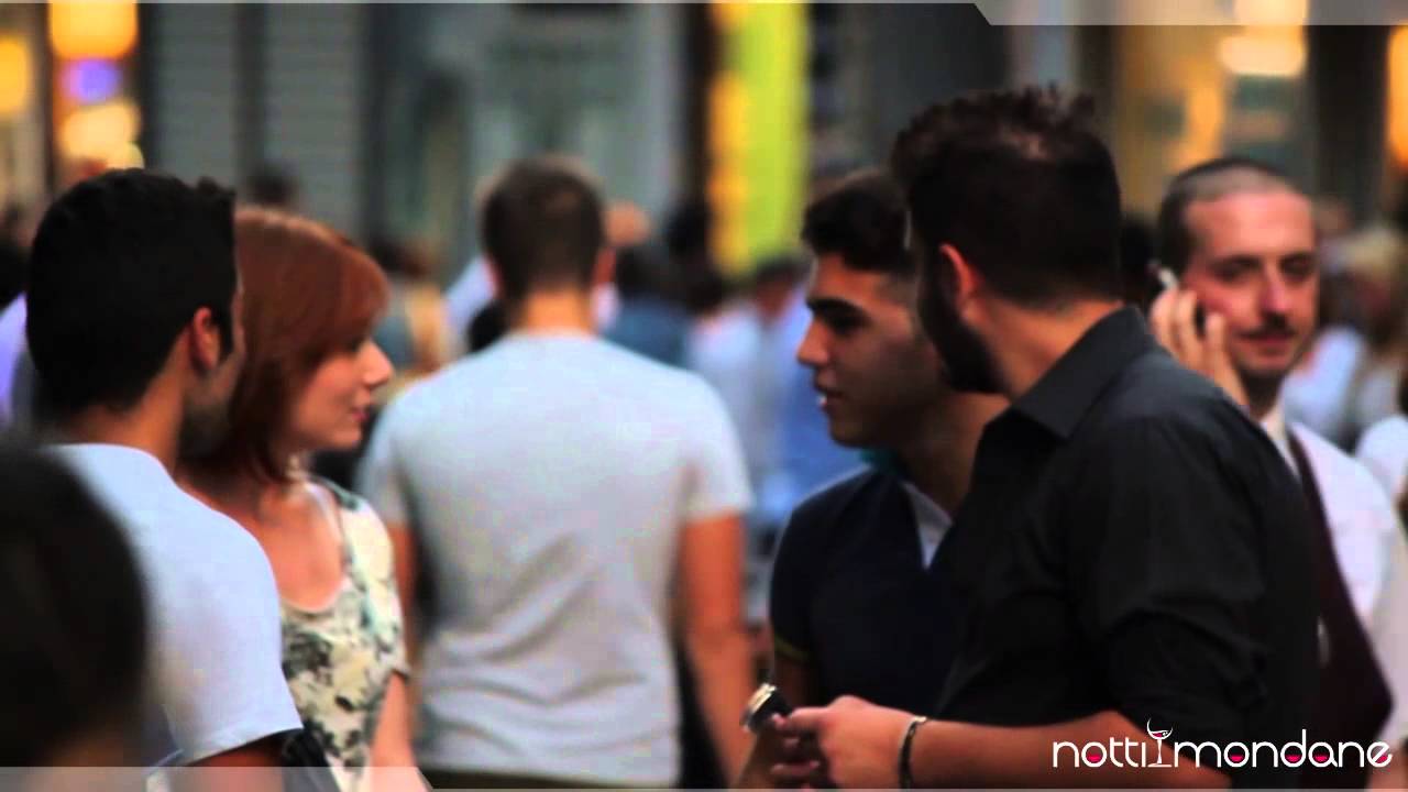 Ragazza a Napoli chiede ai ragazzi di fare l'amore con lei