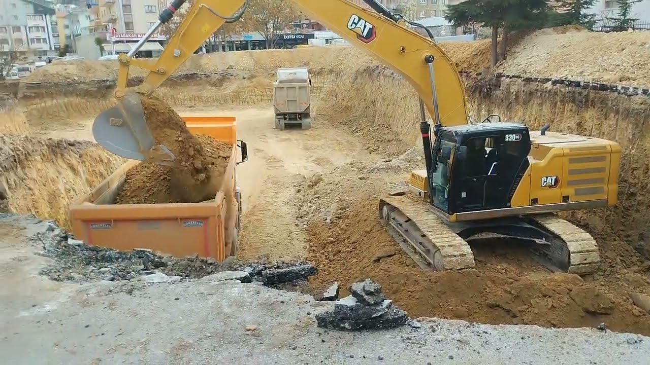CAT GC 330 KAMYONLARA HAFRİYAT YÜKLEMEDE