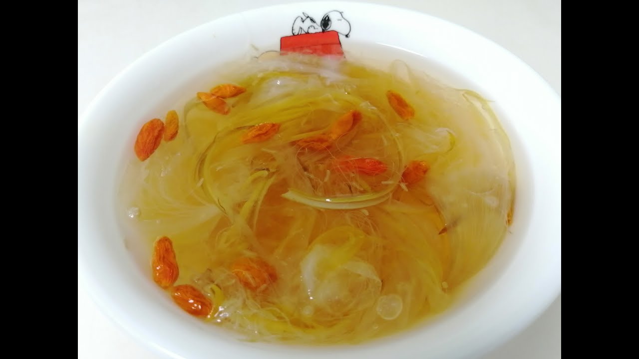昙花月下美人汤 The beauty soup 家里的昙花顶着淅淅沥沥的小雨绽放了，摘下来晒一晒，做一碗月下美人汤吧！把美好留在眼里，也留在舌尖上。