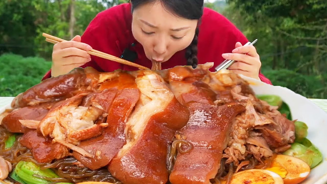 小雨做肘子燙飯，軟爛的手肘和黏糊糊的粉條裹著米飯，媽呀太香了【市民朱小雨】