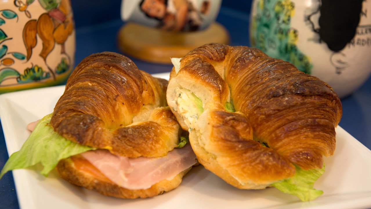 Sandwich Croissant de Jamon y Queso y Ensalada de Huevo