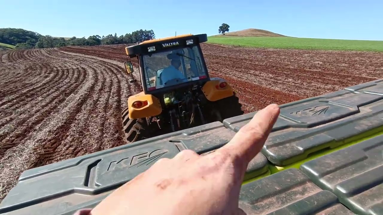 Amaciando o trator A800R semeando aveia 