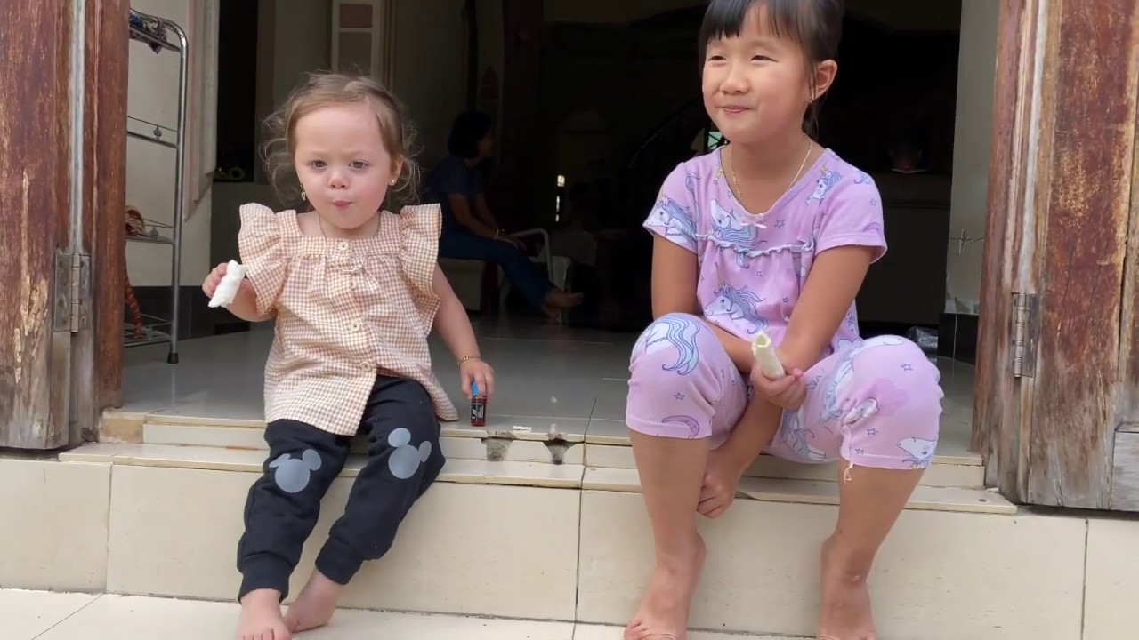 JADE VỀ QUÊ THĂM BÀ CỐ VIỆT NAM