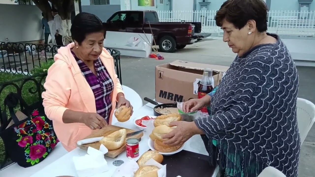 Embelleciendo el jardín para el inicio de las fiestas patronales.
