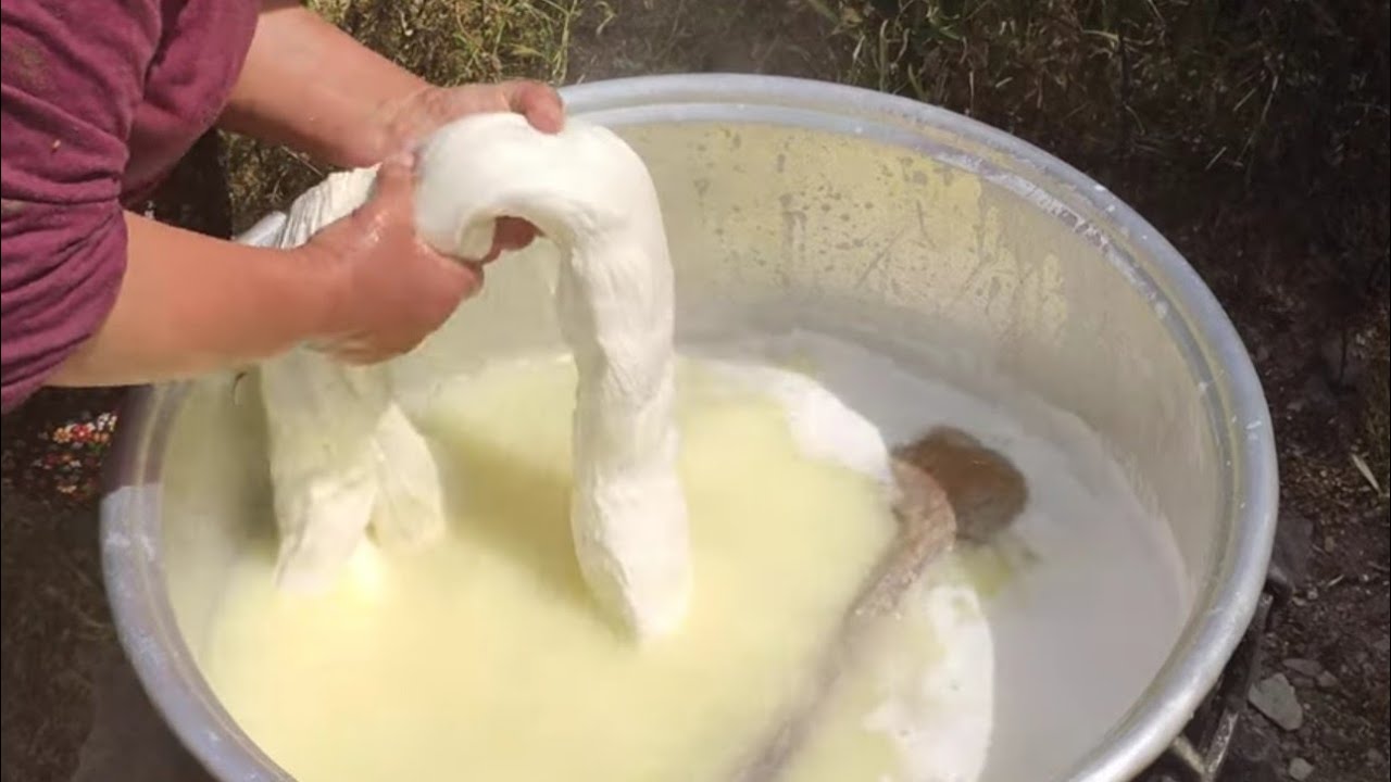 İkizpınar Köyü odun ateşinde çeçil (civil)  peynirinin hazırlanışı
