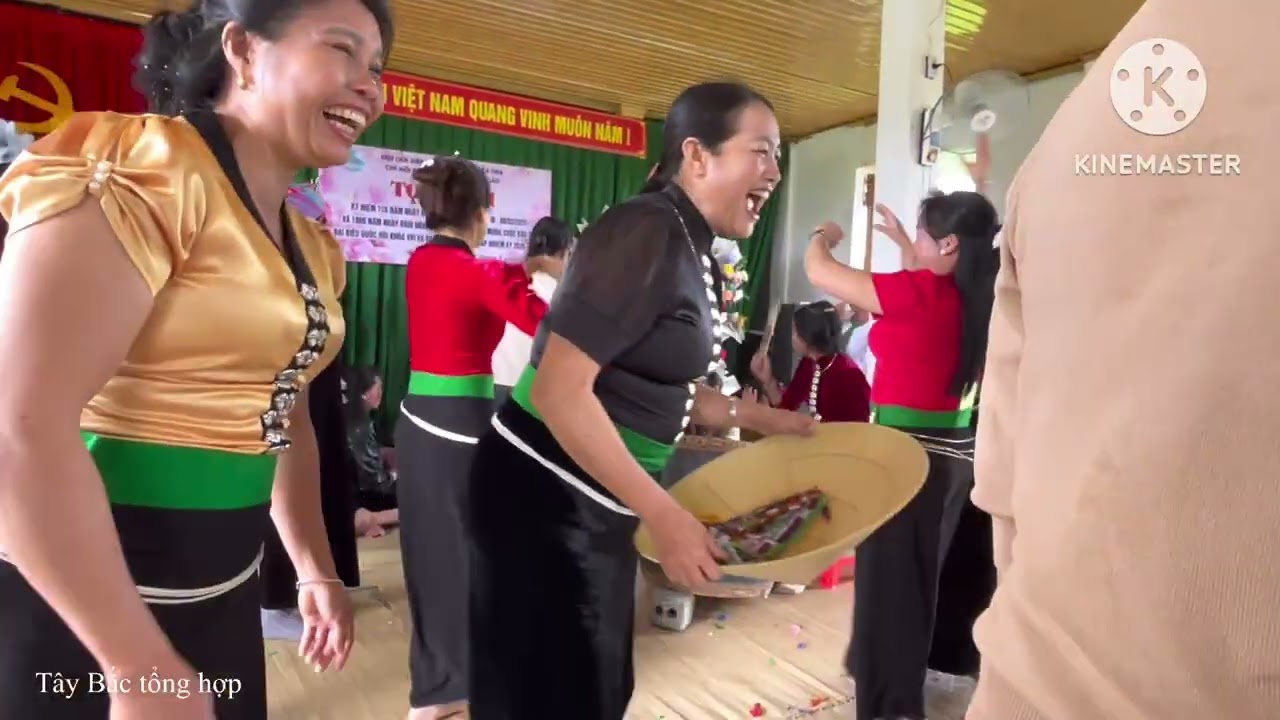 Hội vui 8 tháng 3 tổ dân phố bản Lào