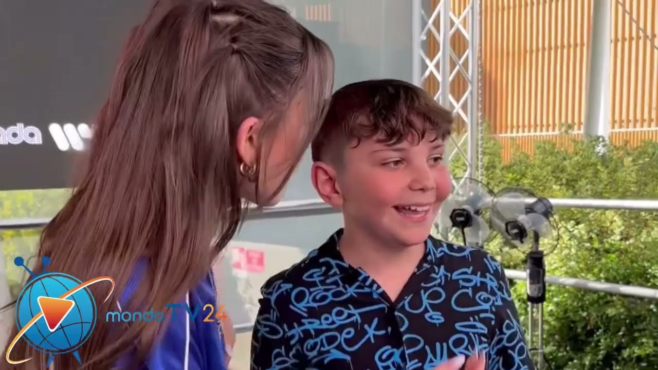 Angelina Mango fa cantare un fan al suo Instore