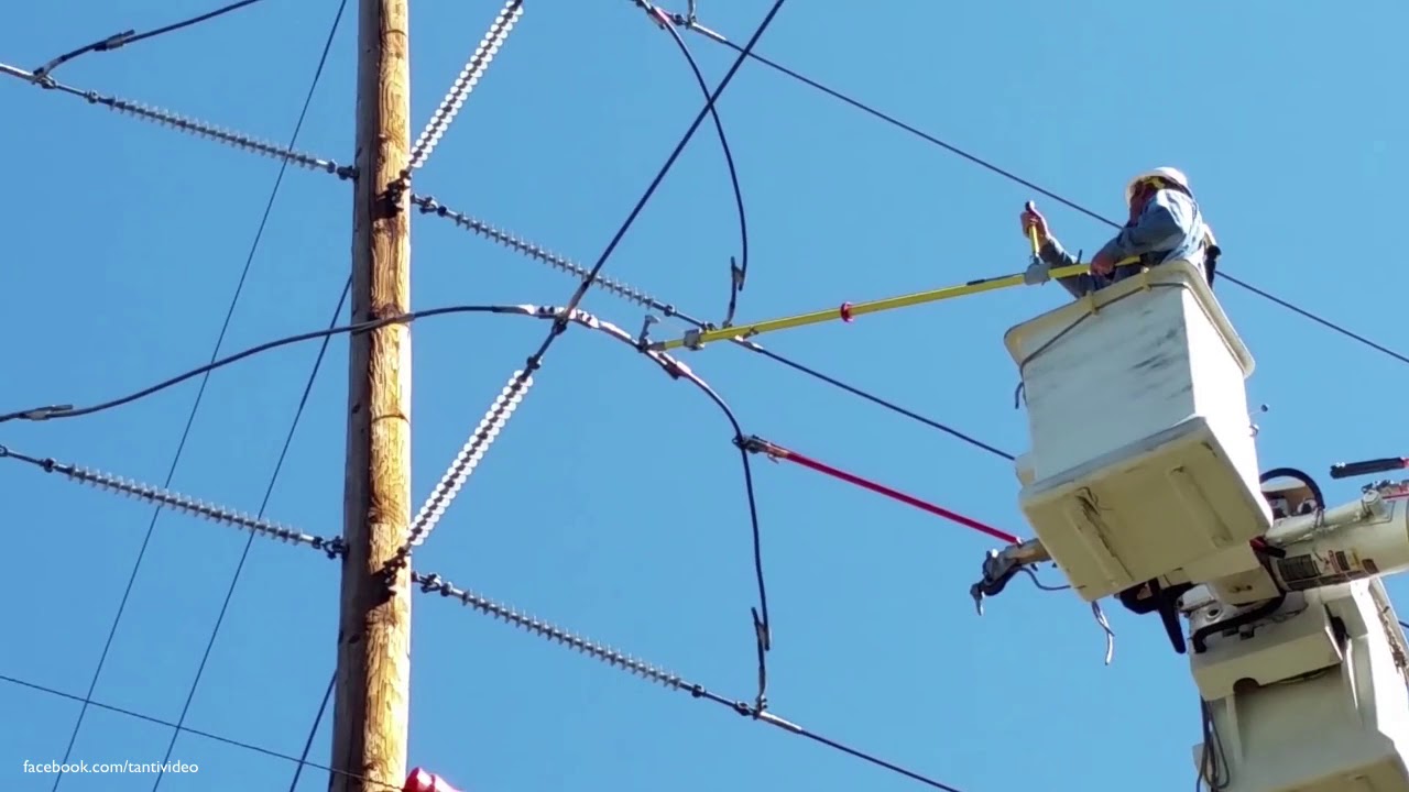 Elettricista all'azione con 115.000 volt [115kV] [Alta tensione] [Corrente elettrica] [Pericoloso]