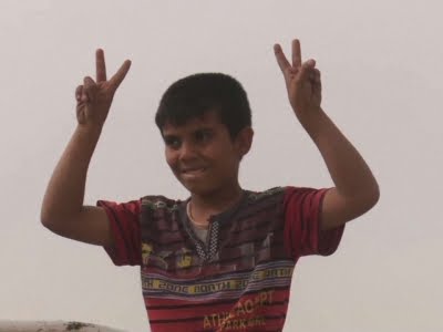 Raw: Iraqi Civilians Flee Fighting