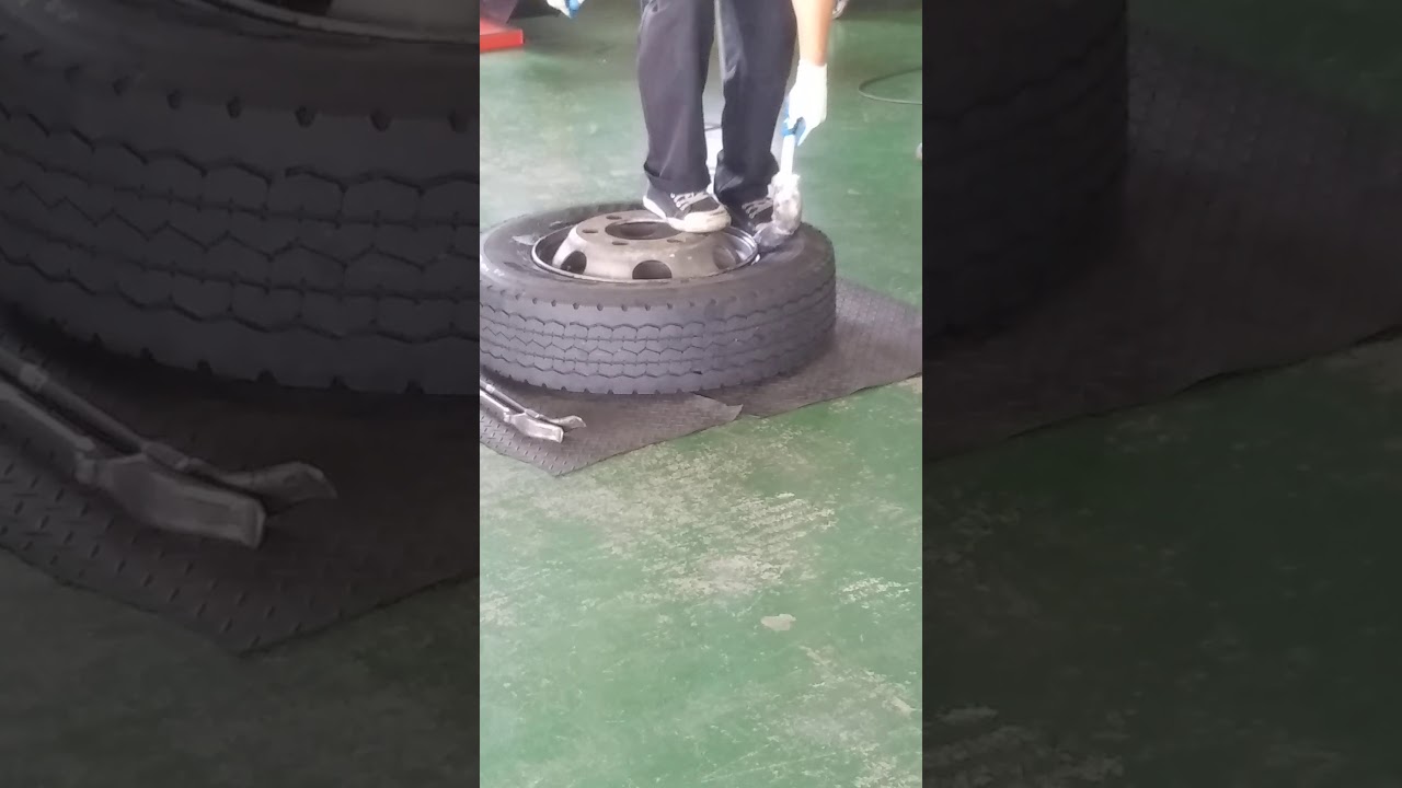 4t車タイヤ　手バラシ&手組