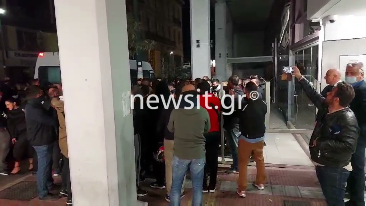 Πέραμα: «Ήρωες» φώναζαν συγκεντρωμένοι όταν αφέθηκαν ελεύθεροι οι αστυνομικοί