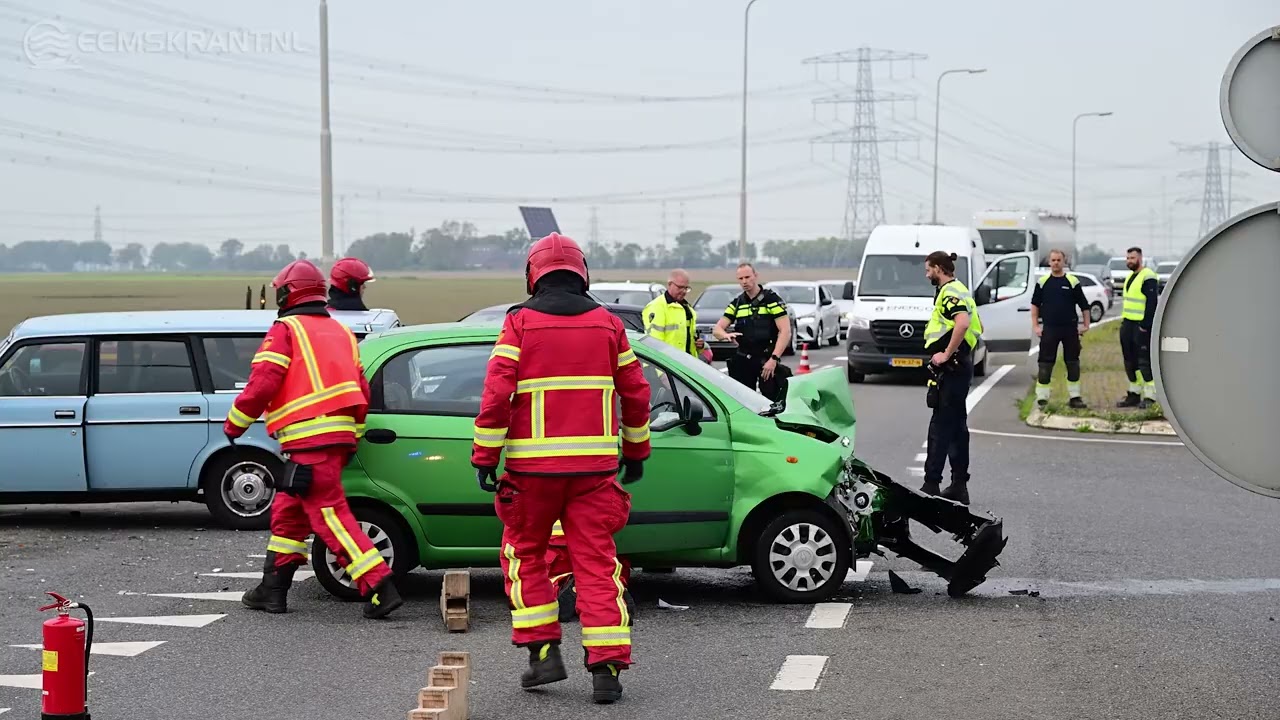 Persoon gewond na ongeluk op de N33 bij Spijk, deel van de weg tijdelijk afgesloten
