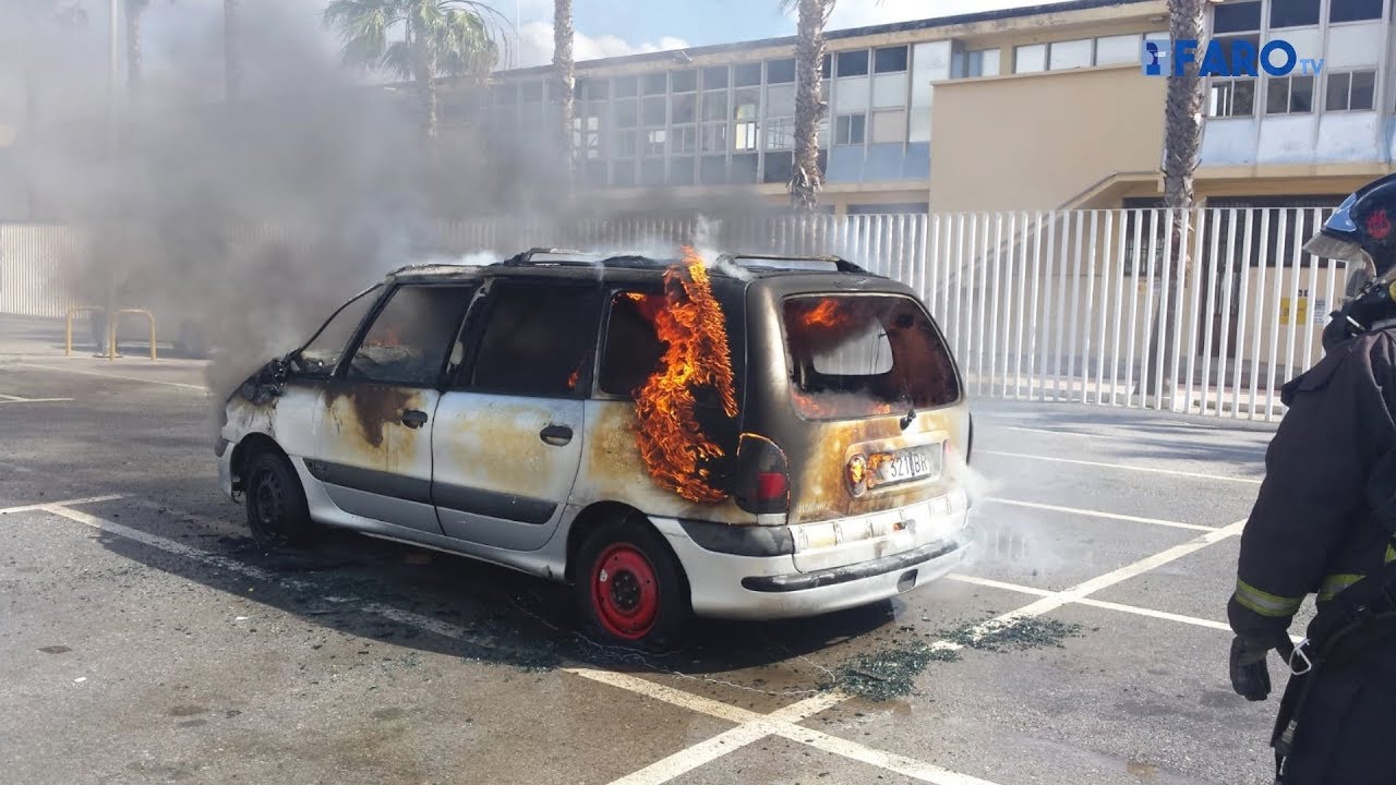 Incendio de un vehículo en el abandonado parking de la estación marítima