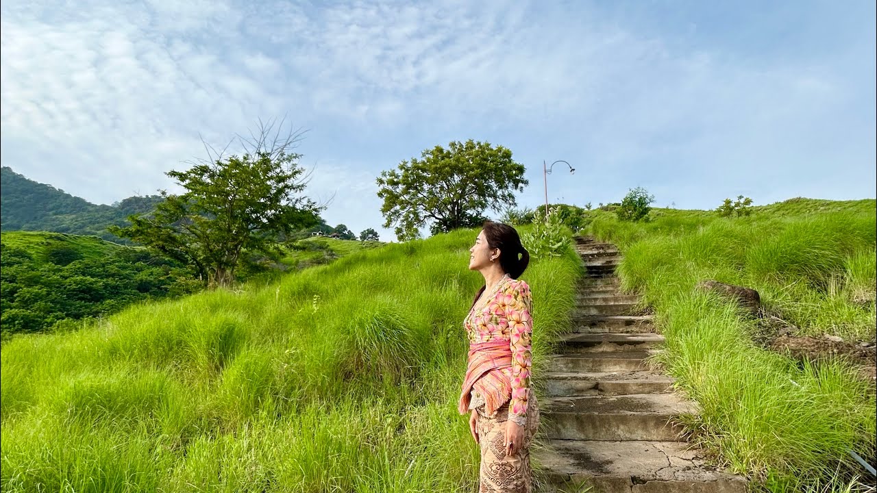 Sembahyang di Pura Bukit Kursi, Pemuteran Singaraja