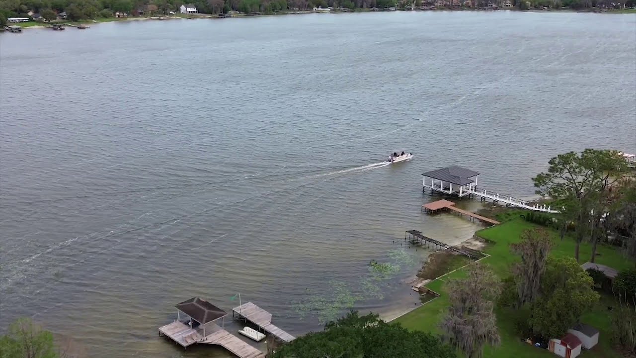 Сотрудники полиции округа Ориндж разыскивают пропавшего без вести лодочника после опрокидывания к...