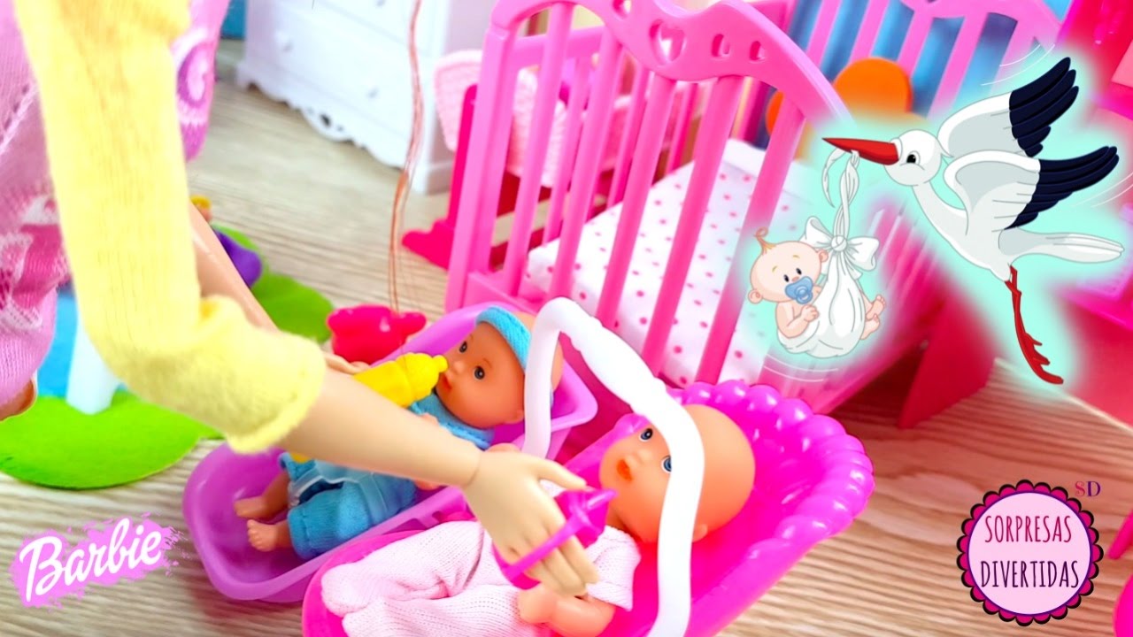 Barbie niñera de bebés Vídeos de muñecas y Princesas cuidando bebés