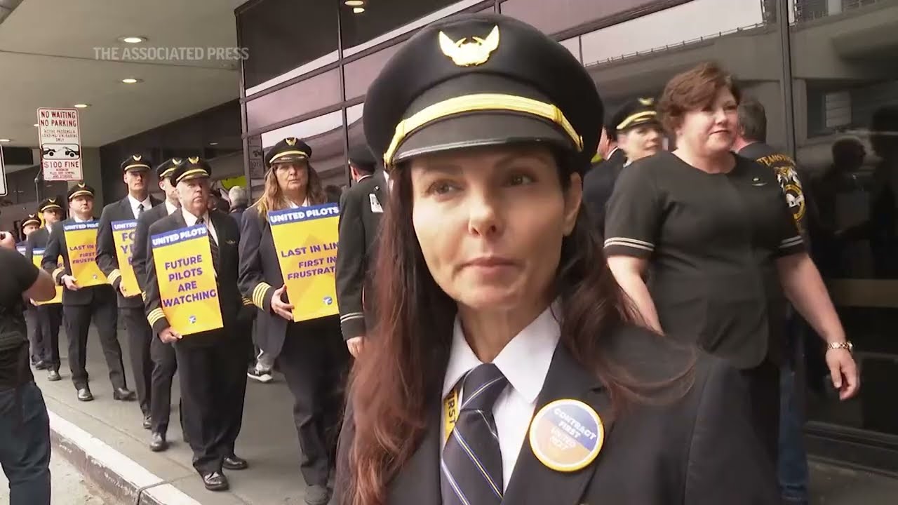 United pilots picket as airline unions press for higher pay
