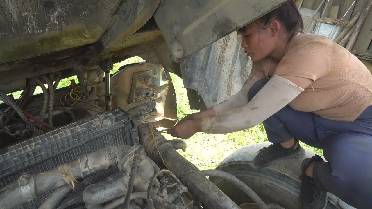 Genius Girl: Complete Repair and Restoration of Severely Damaged Truck at Construction Site