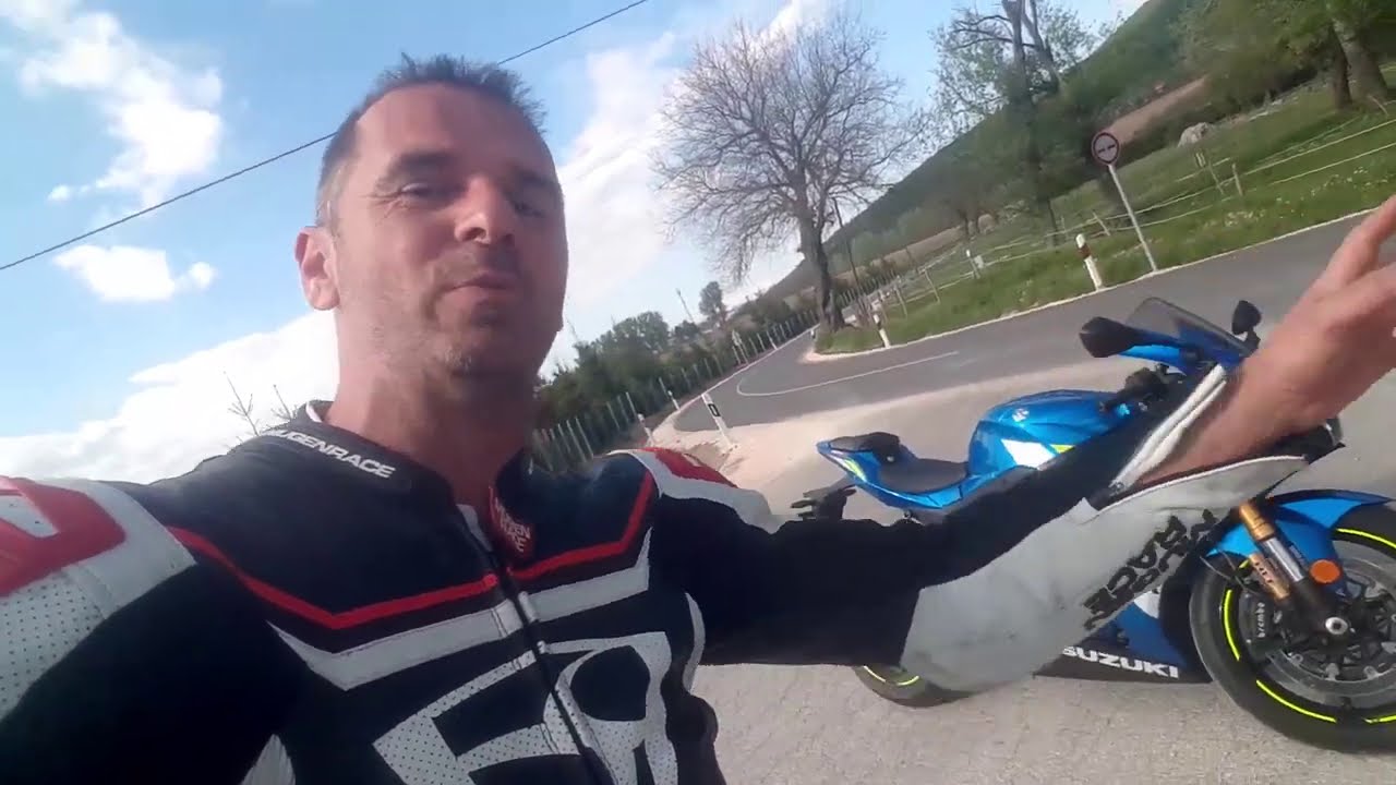Suzuki GSX-R 1000R (2020) - Nem z&ouml;r&ouml;g a haraszt, csak a blokk mellett valami