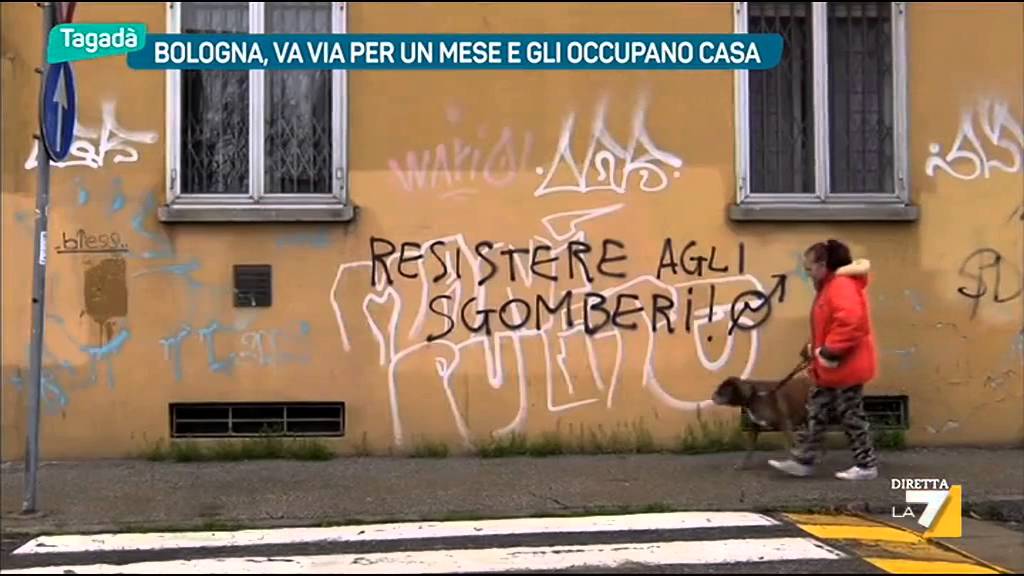 Bologna, va via per un mese e gli occupano casa