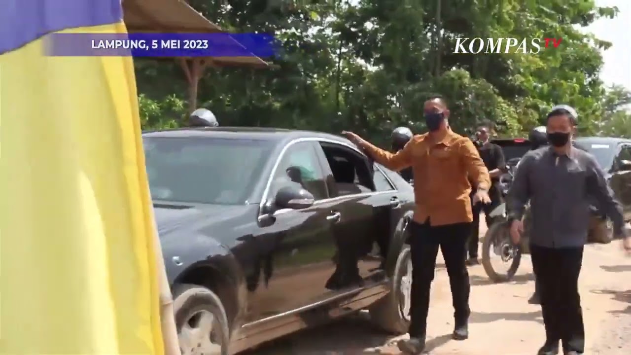Warga Lampung Ingatkan Jokowi Jangan Turun Dari Mobil Karena Becek