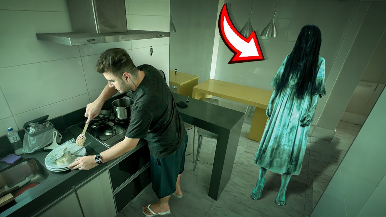UMA COISA BIZARRA APARECEU NA MINHA CASA NO MEIO DA NOITE!