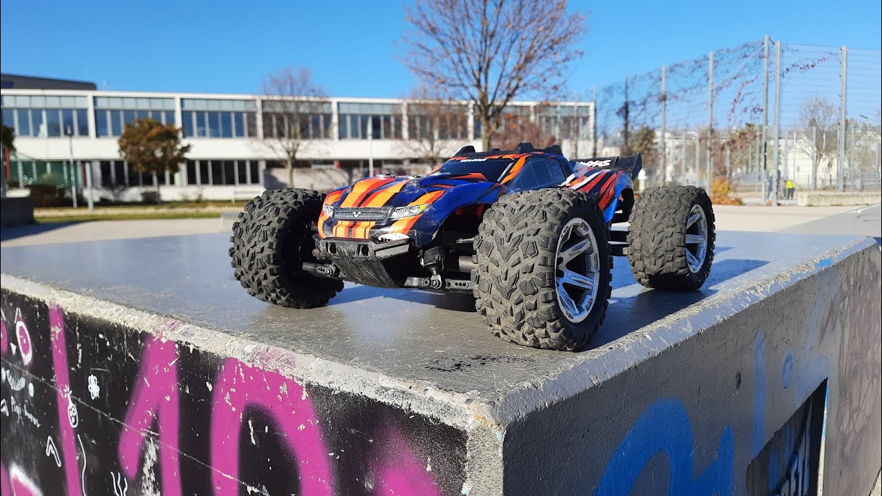 Traxxas Rustler 4x4 VXL im Skaterpark - Part II