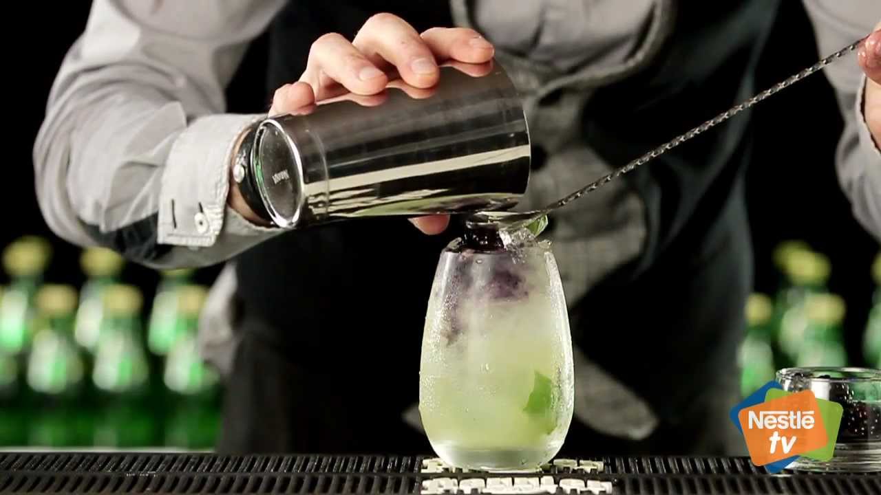 Javier Caballero preparando el Virgin Basil Bramble - Liquid Experience -
