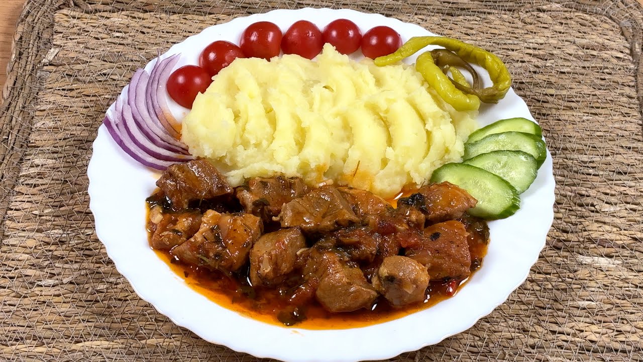Тушёная Свинина с Кинзой и Томатами | Ароматное Жаркое с Картофельным Пюре