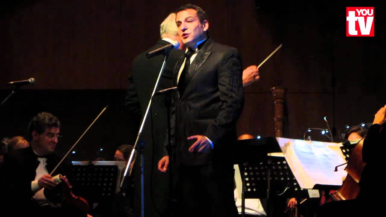 André Swartz sings for Mimi Coertse on her birthday