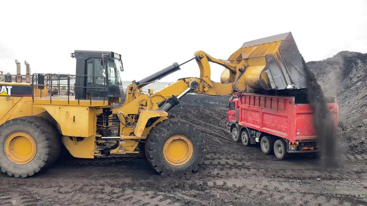 Caterpillar 992G Wheel Loader Loading Coal On Trucks With 1 Pass-Sotiriadis/Labrianidis Mining Works
