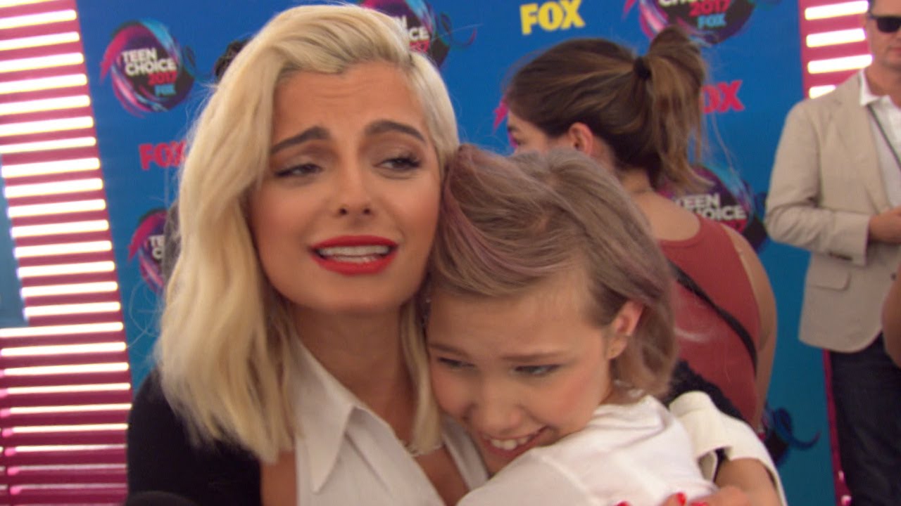 Watch Bebe Rexha and Grace VanderWaal Completely Fan Girl Over Each Other at Teen Choice Awards