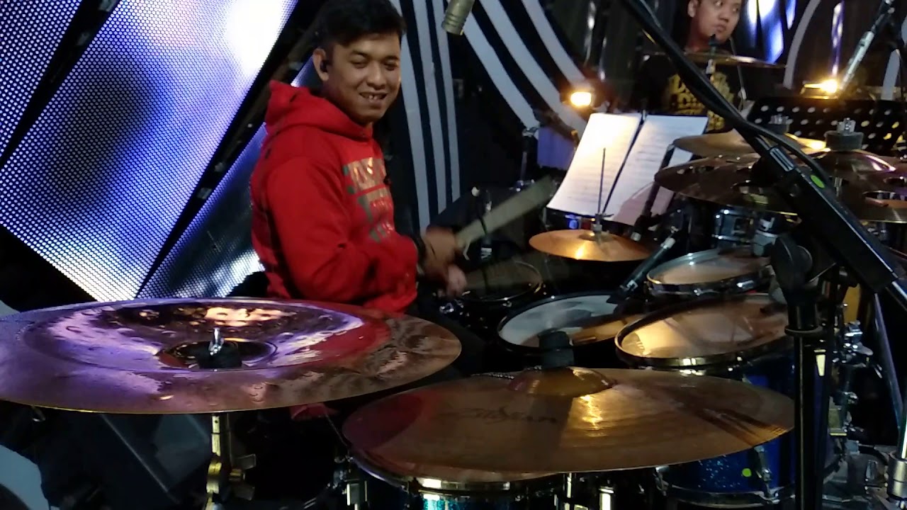 Aksi drummer  d band