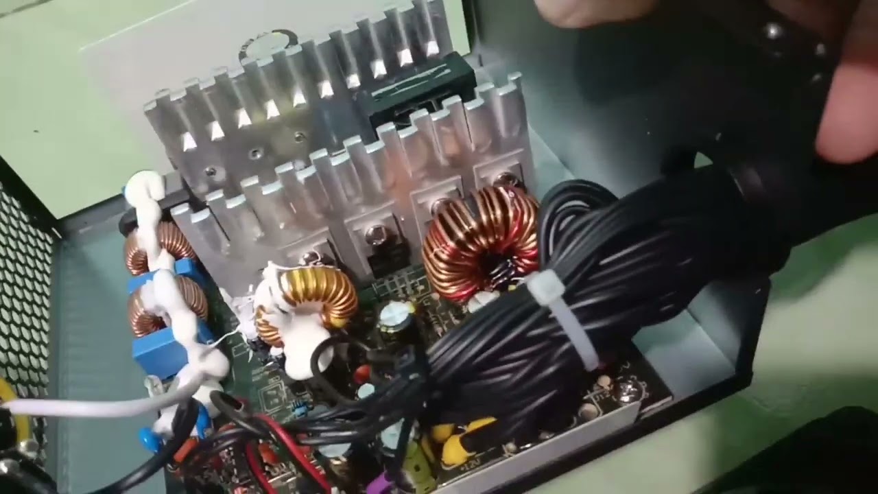 Seperti ini isi elektronika dari power supply Lux Aerocool 550 W