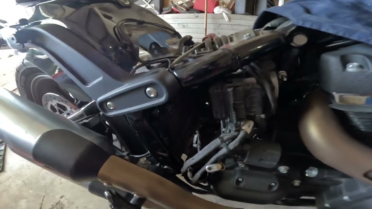 Battery Removal 2022 Harley-Davidson Fat Bob, M8 softail motorcycle