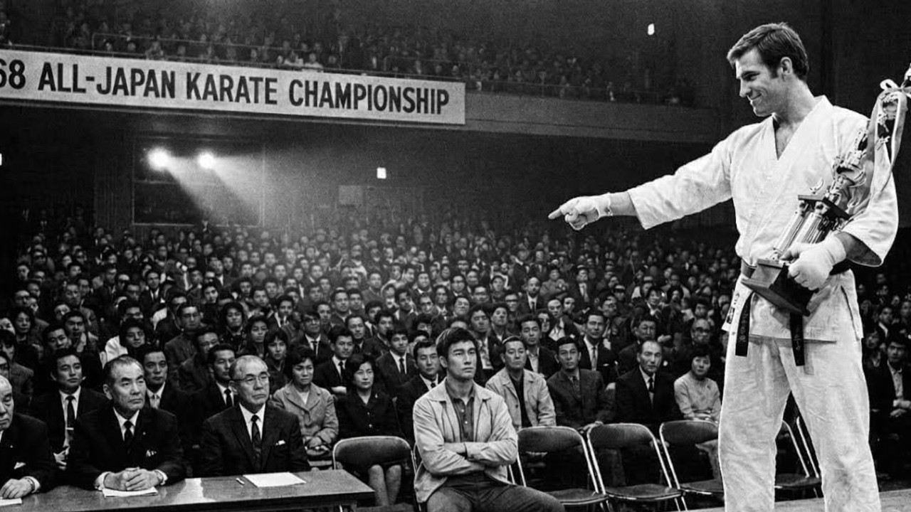 Il ne savait pas que c’était Bruce Lee — Le champion d’arts martiaux défia un inconnu du public
