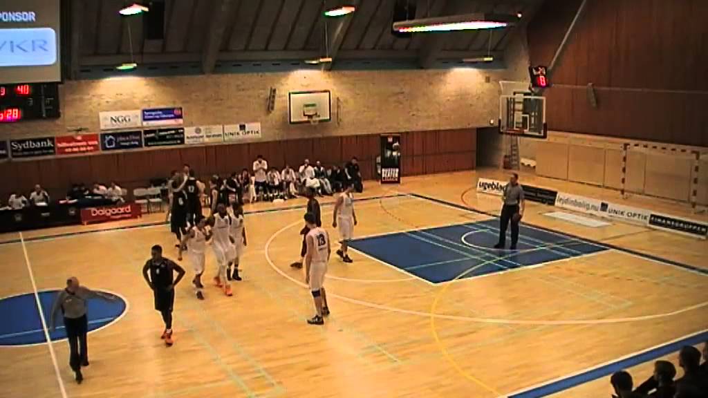 Daniel Mortensen white 11, Hørsholm 79ers vs. Cph. Wolfpack.