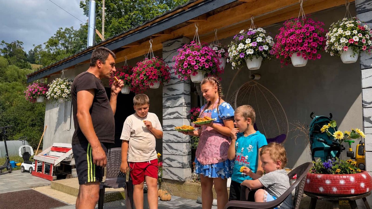 Wiejska dziewczyna w Karpatach 🌿 Od ogrodu po pyszny domowy obiad