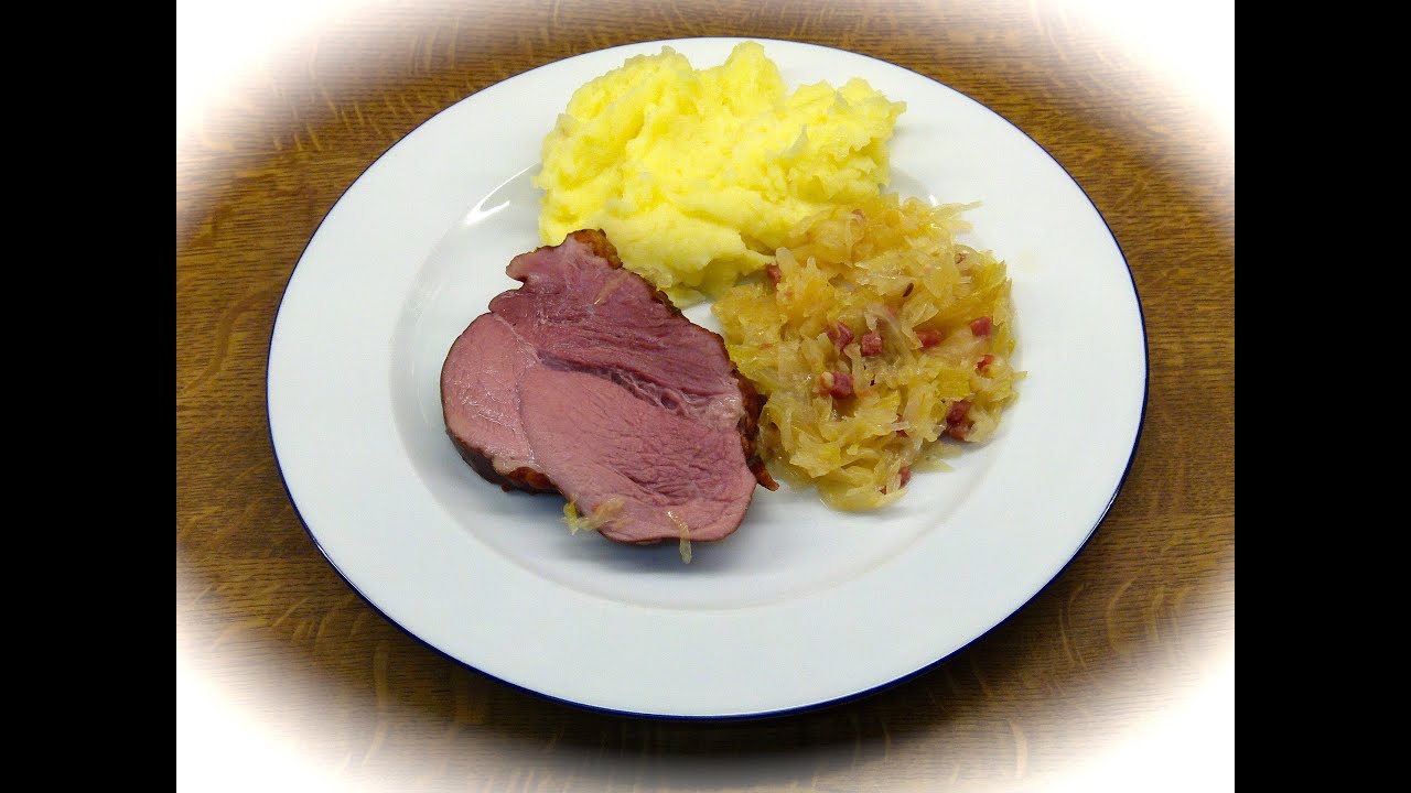 Schäufele mit Sauerkraut und Kartoffelpüree