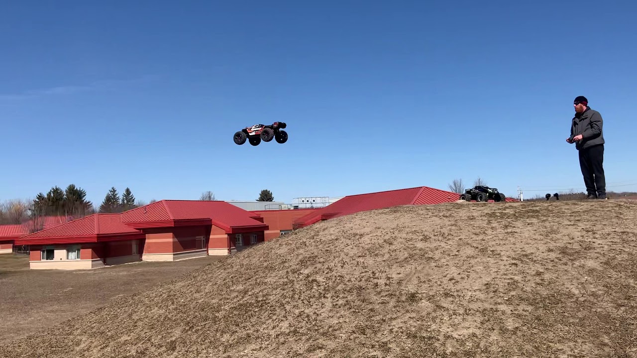 40ft HILL JUMP!! Arrma Kraton 8s & Traxxas WideMaxx ....XMAXX FAIL!