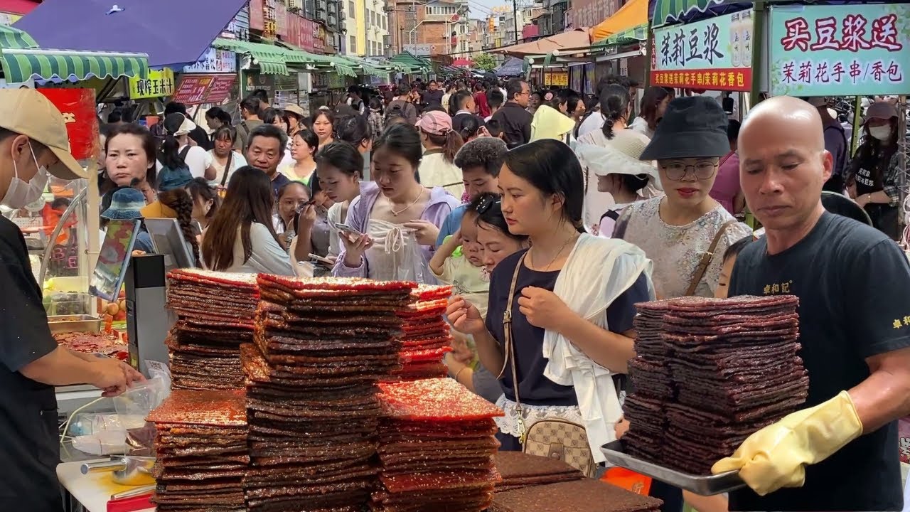 中国柳州百年早市赶集，超人气市集：青云市场，一站式感受螺蛳粉之城的市井烟火气，人声鼎沸场面火爆，各种美食特产，每样都令人垂涎三尺，猪肉脯、假娄饼、螺蛳粉、鸭脚煲豆腐酿，鲜榨玉米汁，脆皮烧肉，网红虾饺。