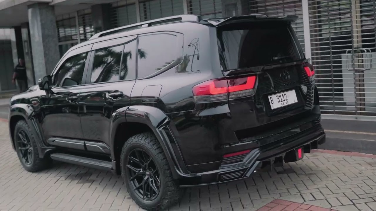 Land Cruiser 300 Wald Black Bison
