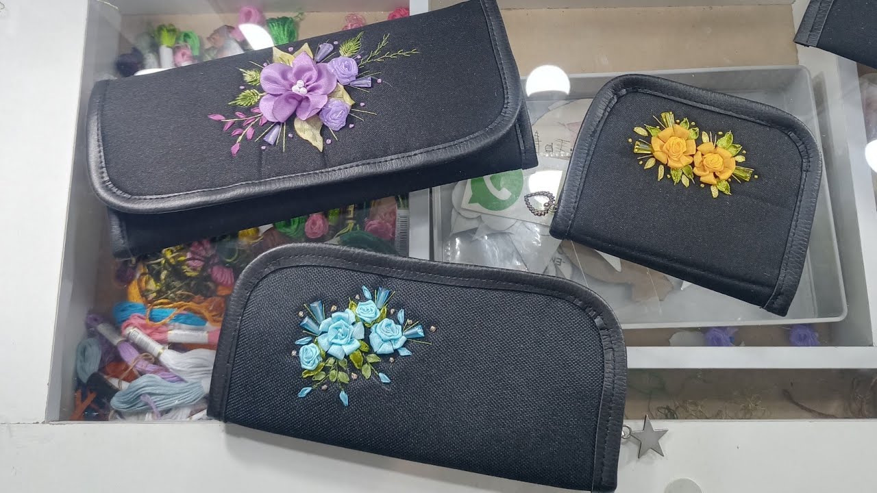 Carteras bordadas.